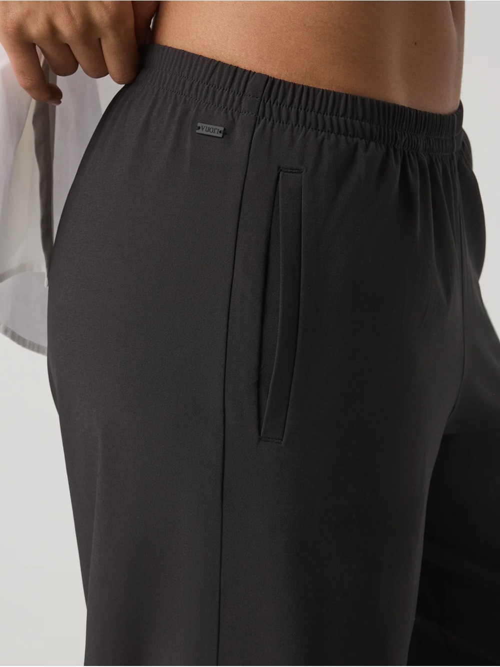 Vuori Villa Everyday Wideleg Pant in Black size Small - Picture 4 of 4